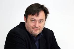 Barcelona. Opinió. Retrats d'en Salvador Cot per il·lustrar els seus articles Primers plans siluetejables