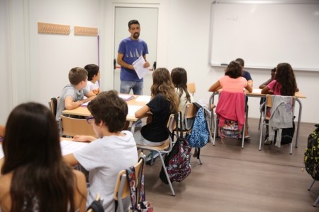 Barcelona 14/09/2015 Barcelona Vuelta al cole. Institut Viladomat. Primer curso en este instituto de recien creacion. Las clases son en barracones, mientras se construye el nuevo centro. Foto : Ricard Cugat