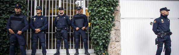 Agentes-de-la-Policia-Nacional_54438405451_54028874189_594_182
