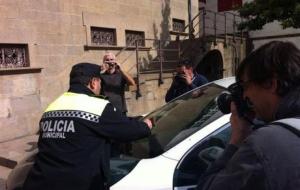 el_moment_en_que_un_agent_de_la_policia_local_ha_multat_un_cotxe_de_la_guardia_civil_254520