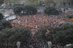 BARCELONA 12-10-2015 MILES DE PERSONAS HAN PARTICIPADO EN EL DÍA DE LA HIASPANIDAD PLAZA CATALUNYA. FOTO CARLOS MONTANYES