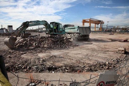 Girona. Les obres per enderrocar l'antiga nau de la CitroÎn a Girona estan pr‡cticament acabades. Naus industrials de la carretera de Barcelona.