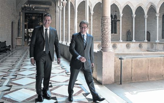 pedro-sanchez-artur-mas-ayerbr-en-palau-generalitat-antes-iniciar-entrevista-1409769844252