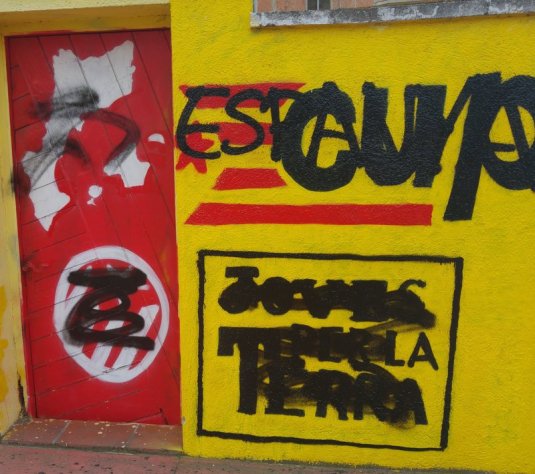Pineda de Mar. Murals pro independència pintats en una paret a la carretera N-II pel col·lectiu Joves per la Terra que han estat atacats pel grup La Traca
