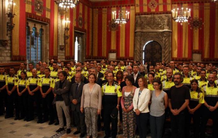 foto_de_familia_de_part_de_l_equip_de_govern_municipal_regidors_de_l_oposicio_i_els_93_nous_agents_666739