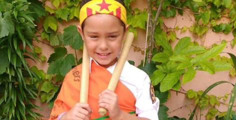 mocador-amb-lestelada-al-cap-i-el-vestit-del-ball-de-bastons