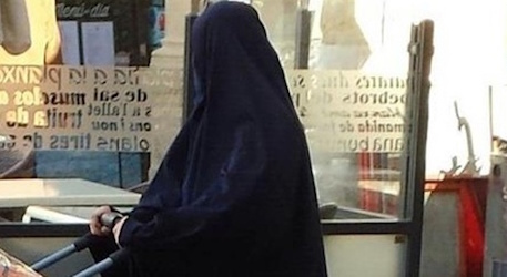 dona-amb-burca-a-reus_457