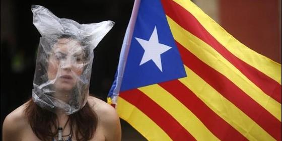 uan-militante-independentista-con-la-estelada-de-cataluna_560x280
