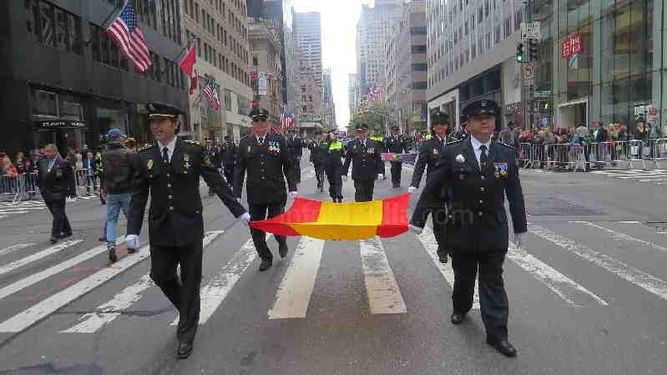 policias-melilla-columbus-day-avenida_961715200_115108182_667x375