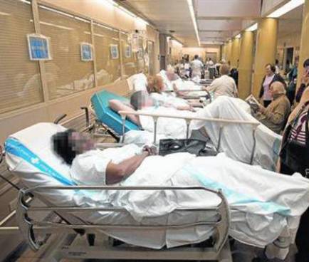 pacientes-urgencias-esperando-cama-tras-haber-sido-visitados-hospital-vall-dhebron-ayer-138990592883-32248