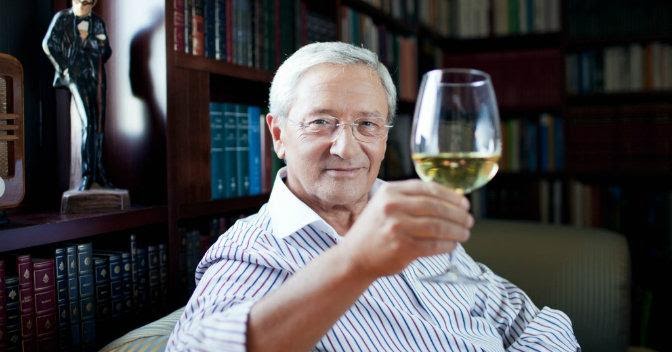 Fernando-Onega-muestra-copa-vino