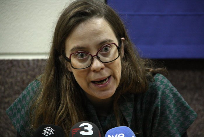 Primer pla d'Eulàlia Reguant, diputada de la CUP, durant la seva roda de premsa amb els sindicats CGT, IAC, COS i Intersindical-CSC. (Horitzontal)