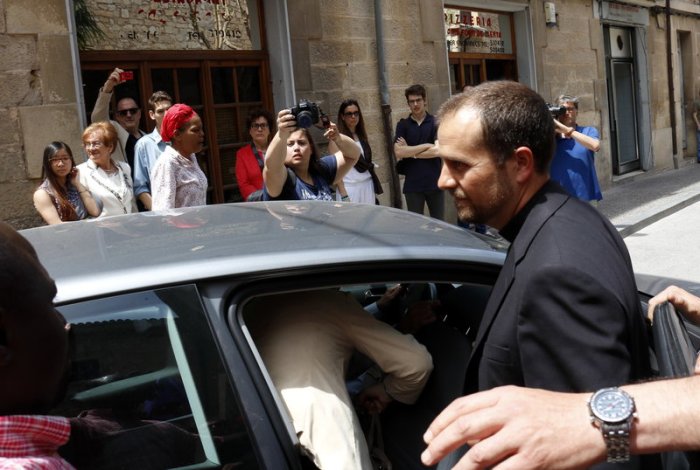 Pla mig on es pot veure el bisbe de Solsona, Xavier Novell, entrant en un cotxe a la sortida de l'església de Tàrrega on ha rebut una escridassada per les seves declaracions sobre els homosexuals, el 28 de maig de 2017. (Horitzontal)