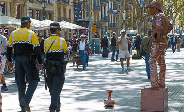 dos-policias-municipales-patrullan-por-rambla-ano-pasado-1335563008252