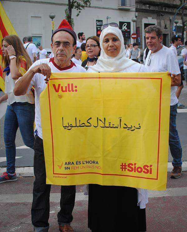 la-mujer-separatista-marroquí-de-la-nueva-Cataluña-con-su-cartel.-foto-archivo.-Lasvocesdelpueblo.