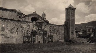 Poblet. MuroDefensa. TorrePrision.Entrada iglesia.JPG
