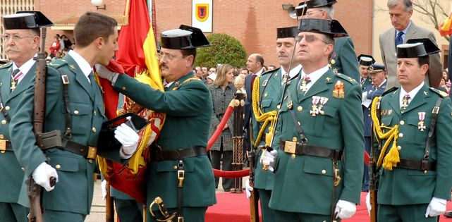 Un-alumno-jura-bandera-en-la-Academia-de-Guardias-y-Suboficiales-de-la-Guardia-Civil-de