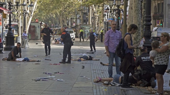 UNA FURGONETA ATROPELLA A VARIAS PERSONAS EN LAS RAMBLAS DE BARCELONA