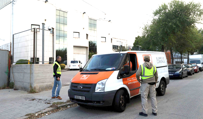 GUARDIA CIVIL BUSCA DOCUMENTACIÓN DEL 1-0 EN UNA EMPRESA DE MENSAJERÍA DE LHOSPITALET