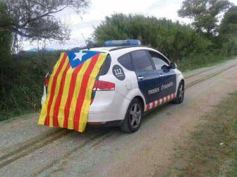 Coche-de-patrulla-de-agentes-separatistas-de-la-organización-excluyente-Mossos-Por-la-Independencia-del-cuerpo-de-policía-autonómico-de-Cataluña-Mossos.jpg