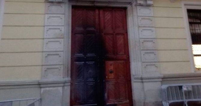 puerta-quemada-ayuntamiento-hospitalet_10_670x355