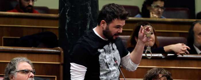 gabriel-rufian-muestra-unas-esposas-en-la-sesion-de-control-al-gobierno-efe