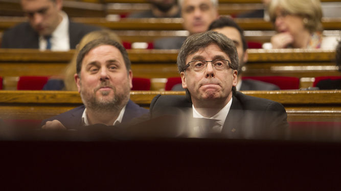 Puigdemont-Junqueras-Sesion-Control-Parlament_1119198639_66274070_667x375