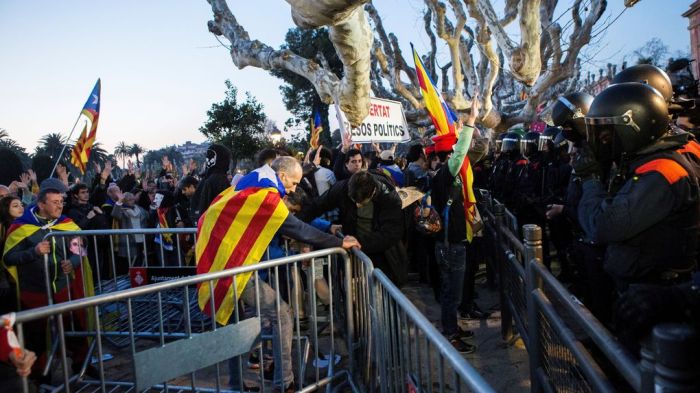 manifestantes-abuchean-insultan-diputados-independentistas_1104499634_11176937_1020x574