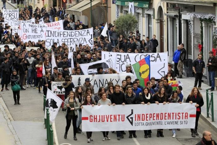 Nacionalistas-enfrentamientos-antidisturbios-manifestacion-Corcega_TINIMA20141204_0045_19