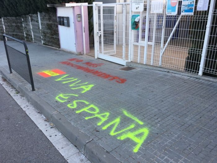 pintades-davant-de-lescola-font-de-lorpina