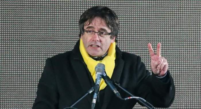 puigdemont-bruselas-bufanda-amarilla-efe