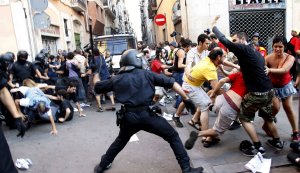 CARGA POLICIAL DE LOS MOSSOS CONTRA UNA MARCHA ESPONTÁNEA DE LOS RADICALES