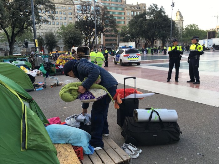 marcha-desalojo-los-campamentos-plaza-catalunya-1524033516812.jpg