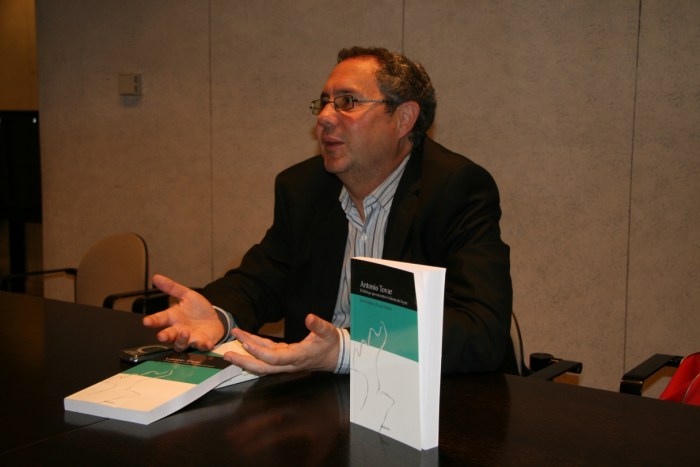 2012-5-15_Antonio_Tovar_liburua_037