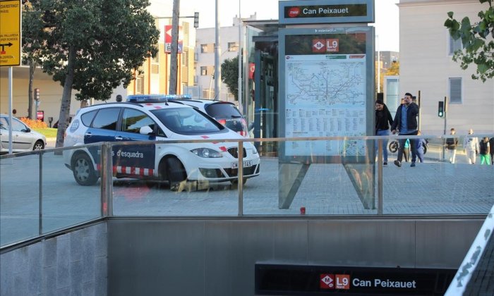 agentes-los-mossos-estacion-metro-can-peixauet-santa-coloma-gramenet-1541953541890