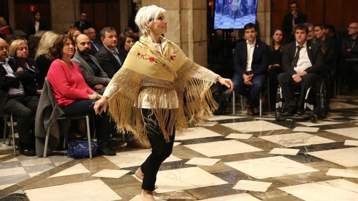 baile-durante-presentacion-del-consell-per-republica-palau-generalitat-1540973307421