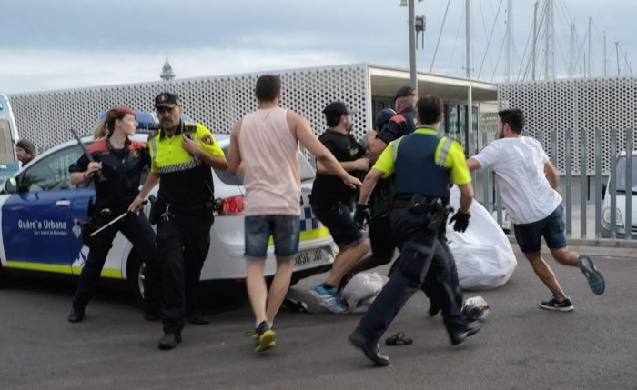 jgblanco39225070-barcelona-2017-detenci-mantero-por-parte-la170708172706-1499527775247