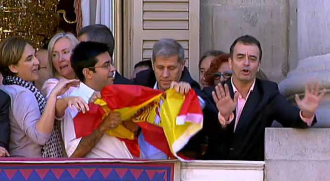 El-inmigrante-argentino-arrancando-la-bandera-de-España-y-permitiendo-que-se-mantenga-el-trapo-separatista-en-el-balcon-del-ayuntamiento.jpg