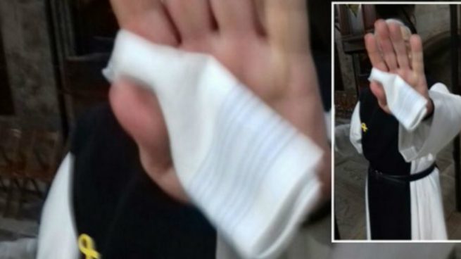 monja-de-urgell-con-un-lazo-amarillo--655x368