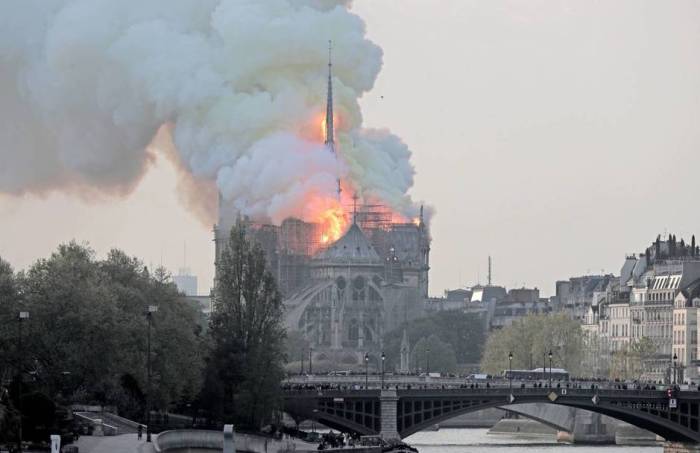 epa9071-paris-francia-15-04-2019-vista-de-un-incendio-en-la-catedral-de-notre-dame-este-lunes-en-paris-francia-la-catedral-de-notre-dame-de-paris-uno-de-los-monumentos-mas-emblematicos-de-la-capital-francesa-esta-sufriendo-un-incendio.jpg