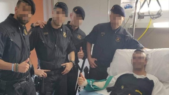 cuatro-mossos-visitan-hospital-sant-pau-agente-policia-nacional-herido-los-disturbios-barcelona-del-pasado-dia-octubre-del-2019-1571935354735.jpg