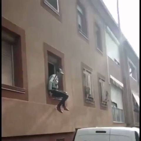 una-mujer-graba-como-un-mena-entra-por-la-ventana-en-su-propia-casa-6071764.jpg