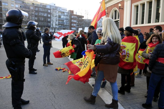 los-mossos-forman-cordon-policial-para-separar-manifestantes-ultras-los-independentistas-este-domingo-meridiana-1581874058356