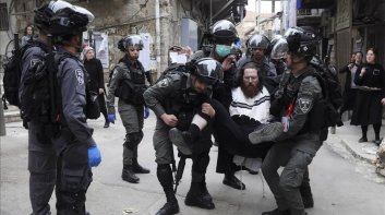 policia-israeli-detiene-judio-ultraortodoxo-que-protesta-por-las-medidas-confinamiento-barrio-mea-shearim-jerusalen-1585651060686