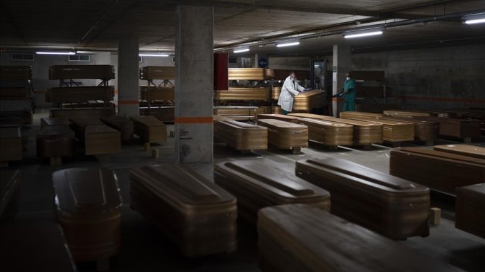 ataudes-dispuestos-aparcamiento-del-tanatorio-collserola-abril-del-2020-1585862181542