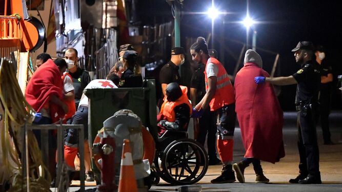 Imagen-Policia-Nacional-Cruz-Roja_1468963947_122058207_667x375