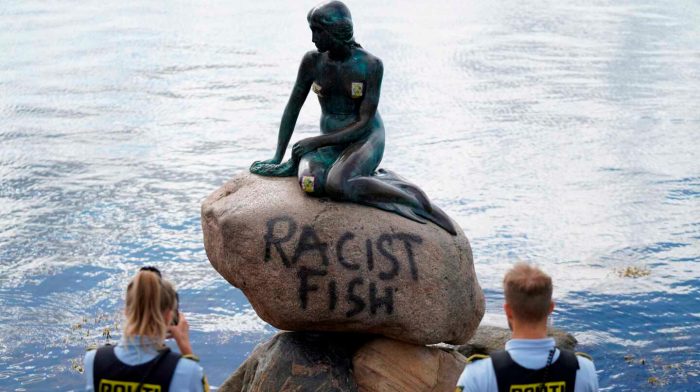 Pintada con el mensaje 'Racist Fish' en La Sirenita de Copenhague