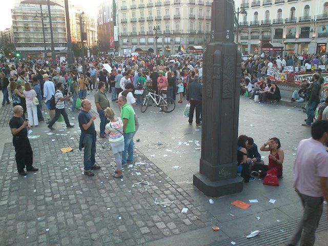 podemitas-y-vagos-en-la-puerta-del-sol-de-madrid