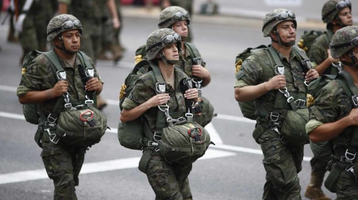 Soldados-durante-el-desfile-del-12-de-octubre-1440x808