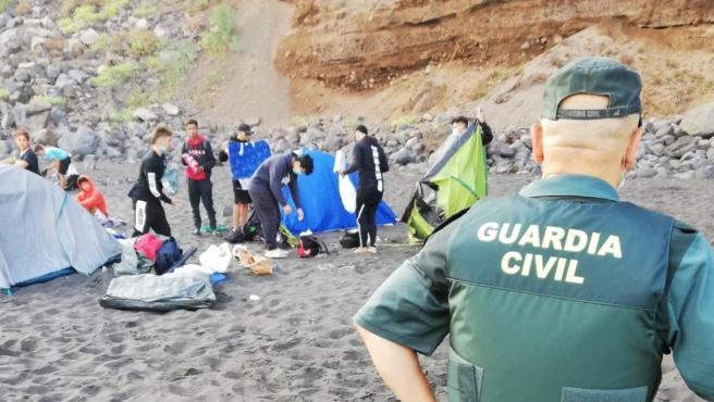 la-guardia-civil-desalojando-a-los-jovenes-que-habian-acampado-en-la-playa